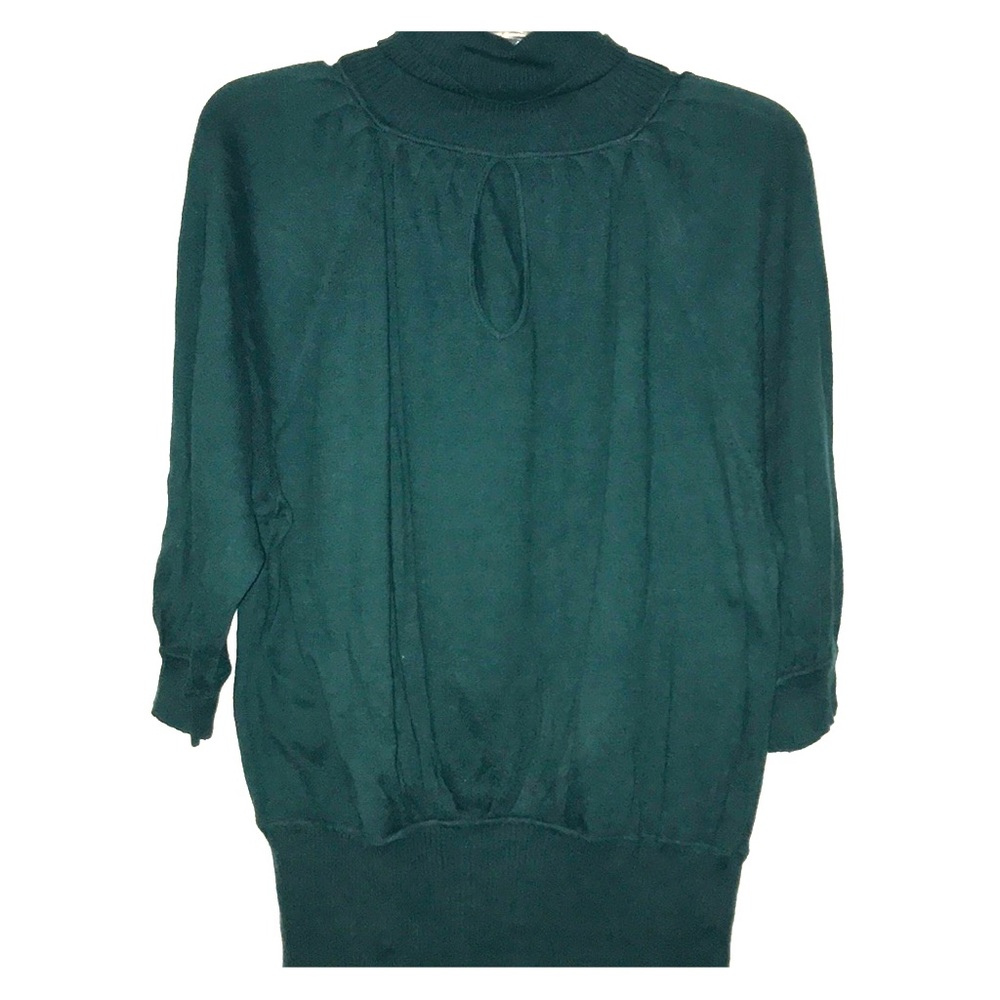 Key-hole sweater with 3-4 sleeves